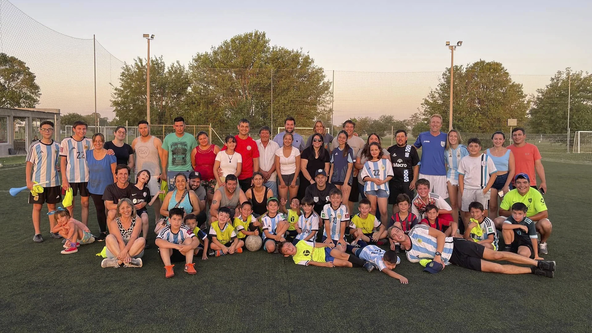 Familias y niños compartiendo una jornada de fútbol en las canchas del predio.